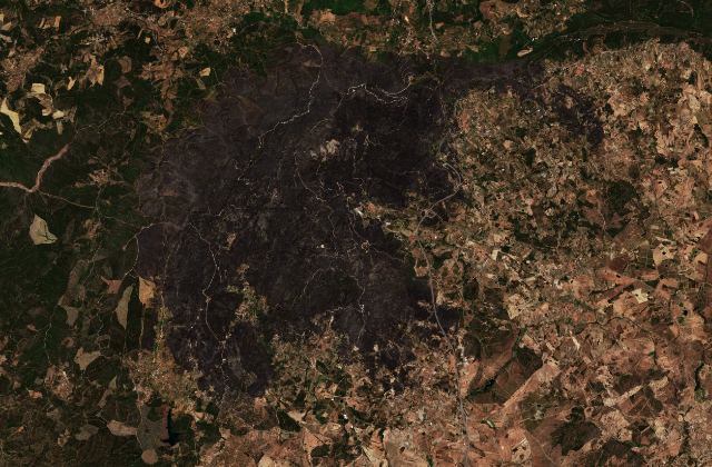 Burned area near Fundão from space